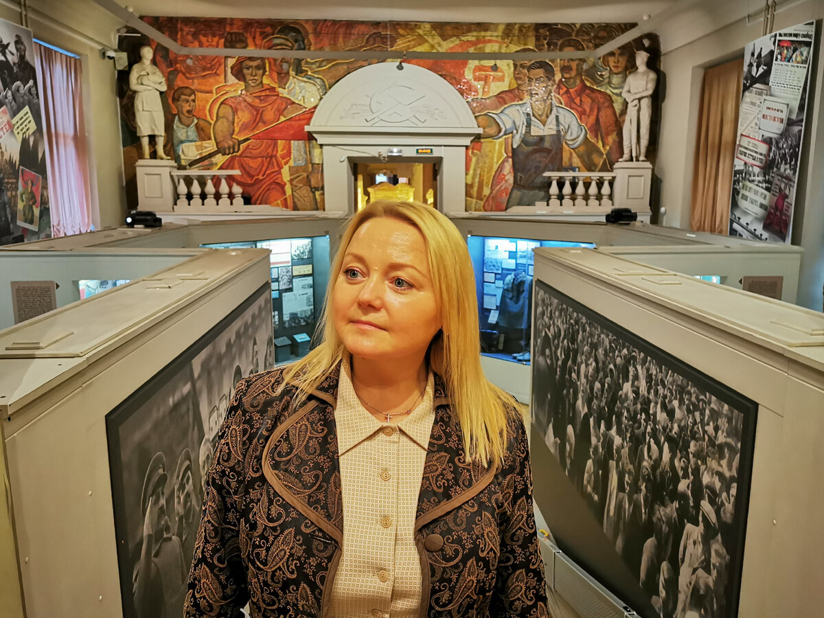 Жанна Швыдкая, писатель, автор книг "Огранка" и "Метаморфоза" декалогии "Гравитация жизни", фото в Музее политической истории, Санкт-Петербург