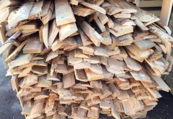 Это очень похоже на необрезную доску, на самом же деле это просто горбыль, то есть мусор