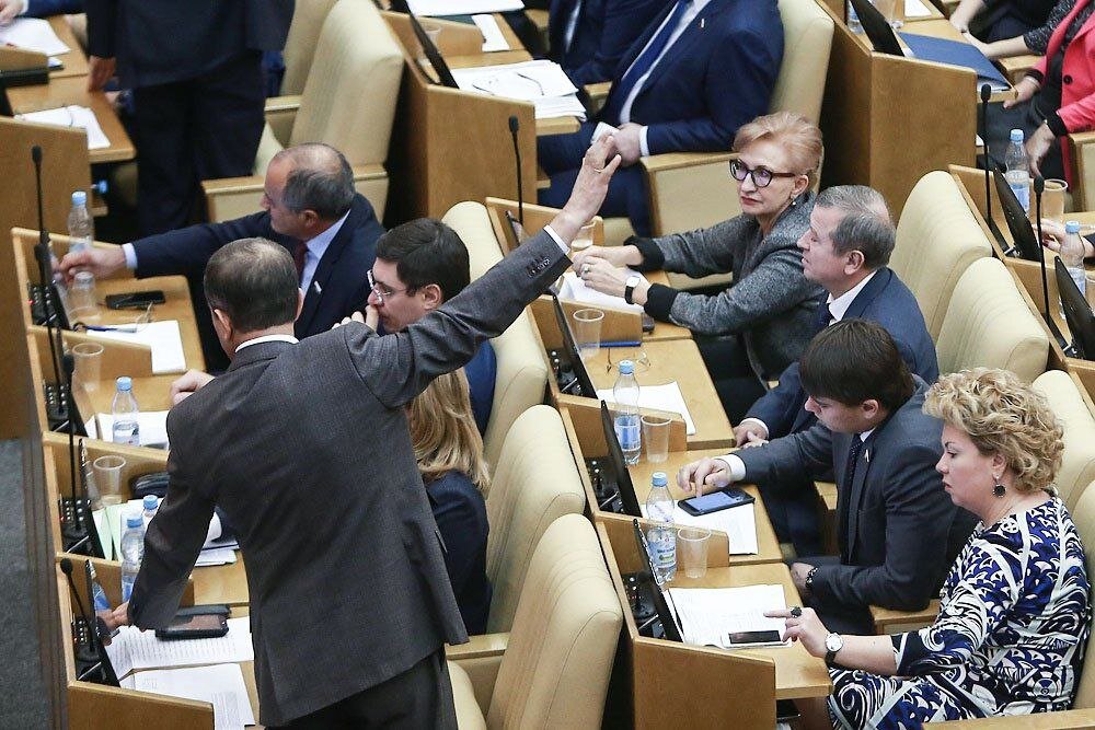 верховная дума рф. голосование по принятию закона. чтения в госдуме. сенаторы госдумы депутаты госдумы. депутат государственной думы голосование.