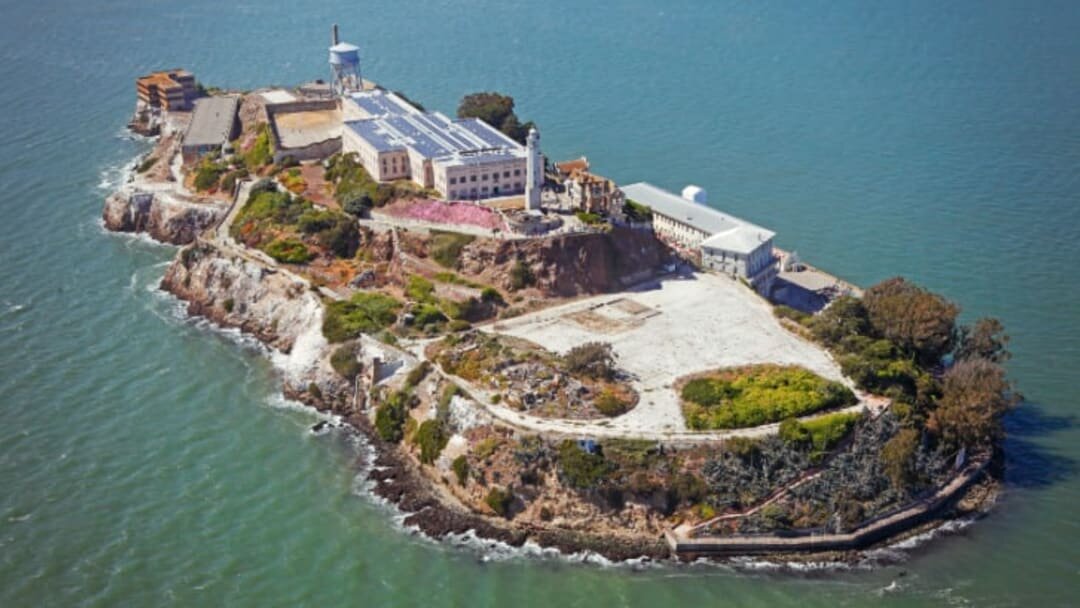 Считалось, что вода, окружающая Алькатрас, препятствует успешному побегу. 