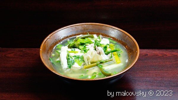 Суп с чесночными стрелками и древесными грибами по-азиатски.