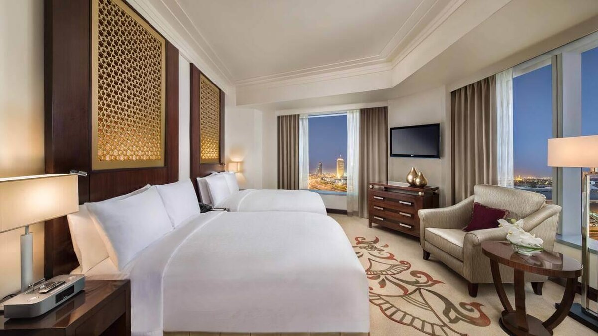 Hotel оаэ. Отель в Дубаи Conrad. Дубай отели 5 звезд. Dubai Hotel 5 звезд. 5 Звездочный отель в Дубае.