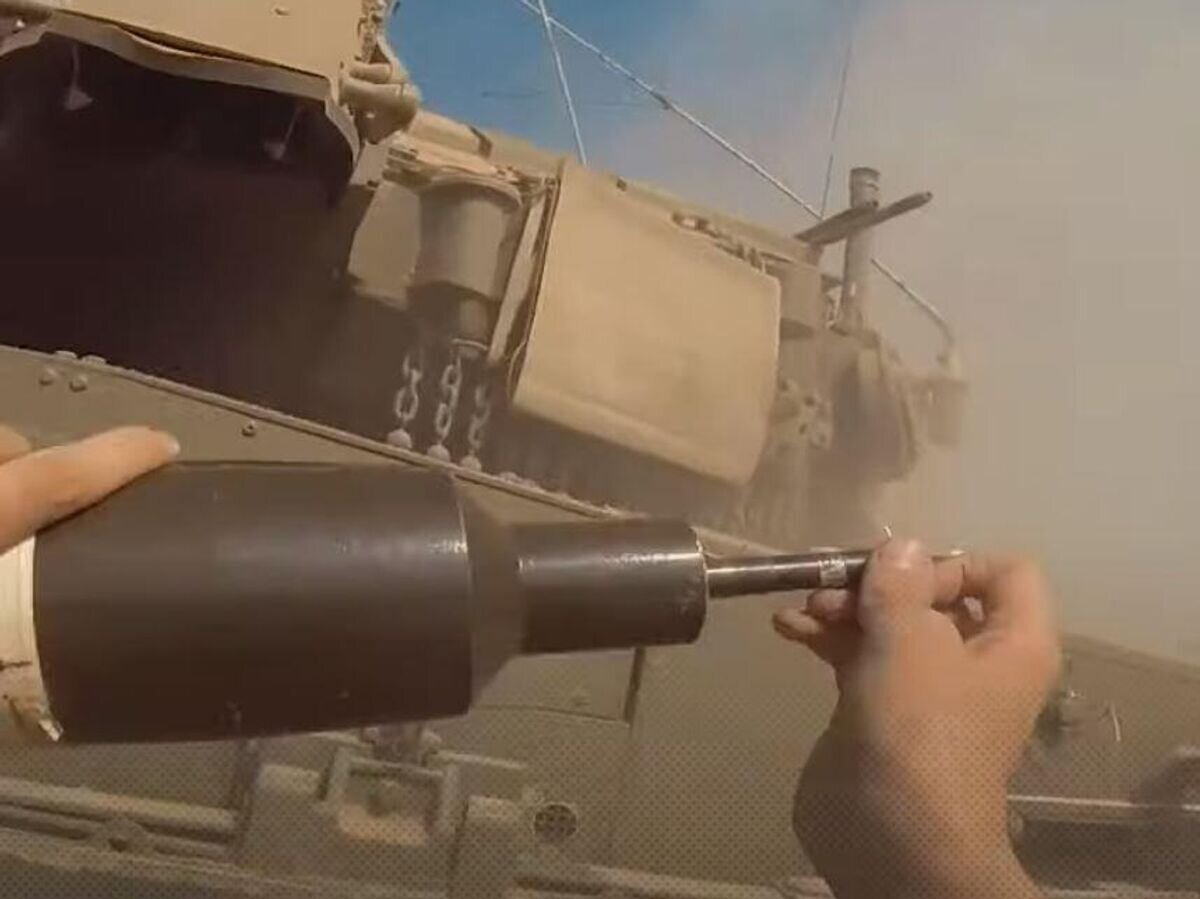    Видео с атакой бойцов ХАМАС на израильский танк "Меркава"© AlJazeera Arabic