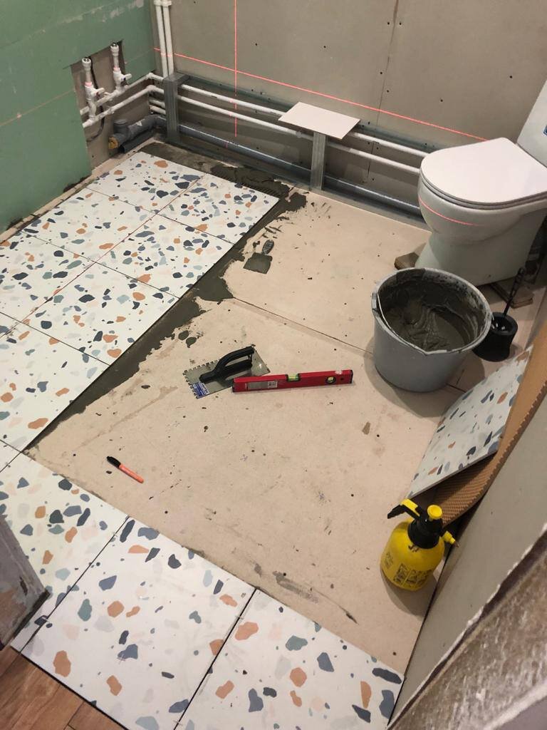 Процесс укладки плитки