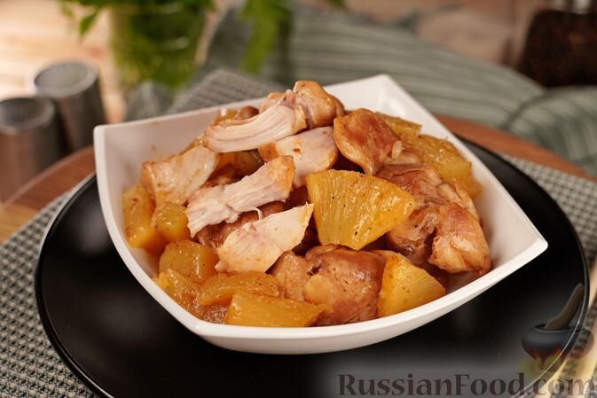 куриные бёдрышки, ананас консервированный, соус соевый, масло растительное, паприка молотая, кориандр молотый, соль, перец чёрный молотый