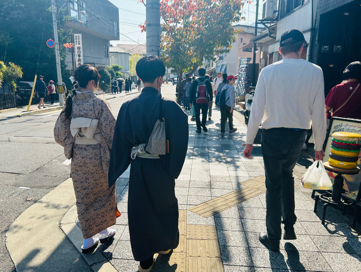 Это сегодня. Приехали в Киото. На этот раз сын без полицейского, но с японской парочкой))