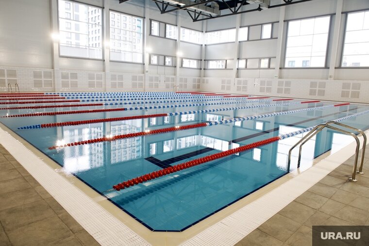    Житель Нового Уренгоя пожаловался, что люди не могут попасть в бассейн в обычное время