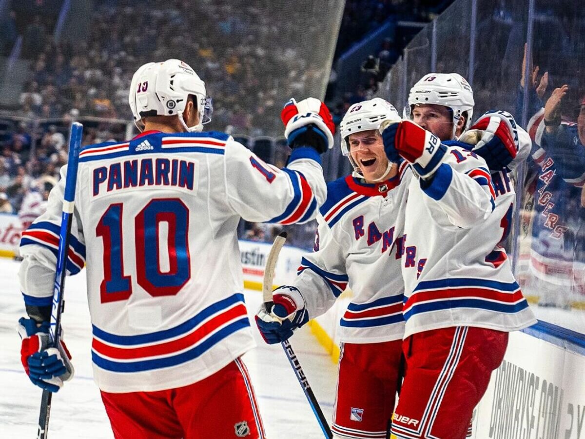    Хоккеист "Нью-Йорк Рейнджерс" Артемий Панарин (слева)© Фото : twitter.com/nyrangers