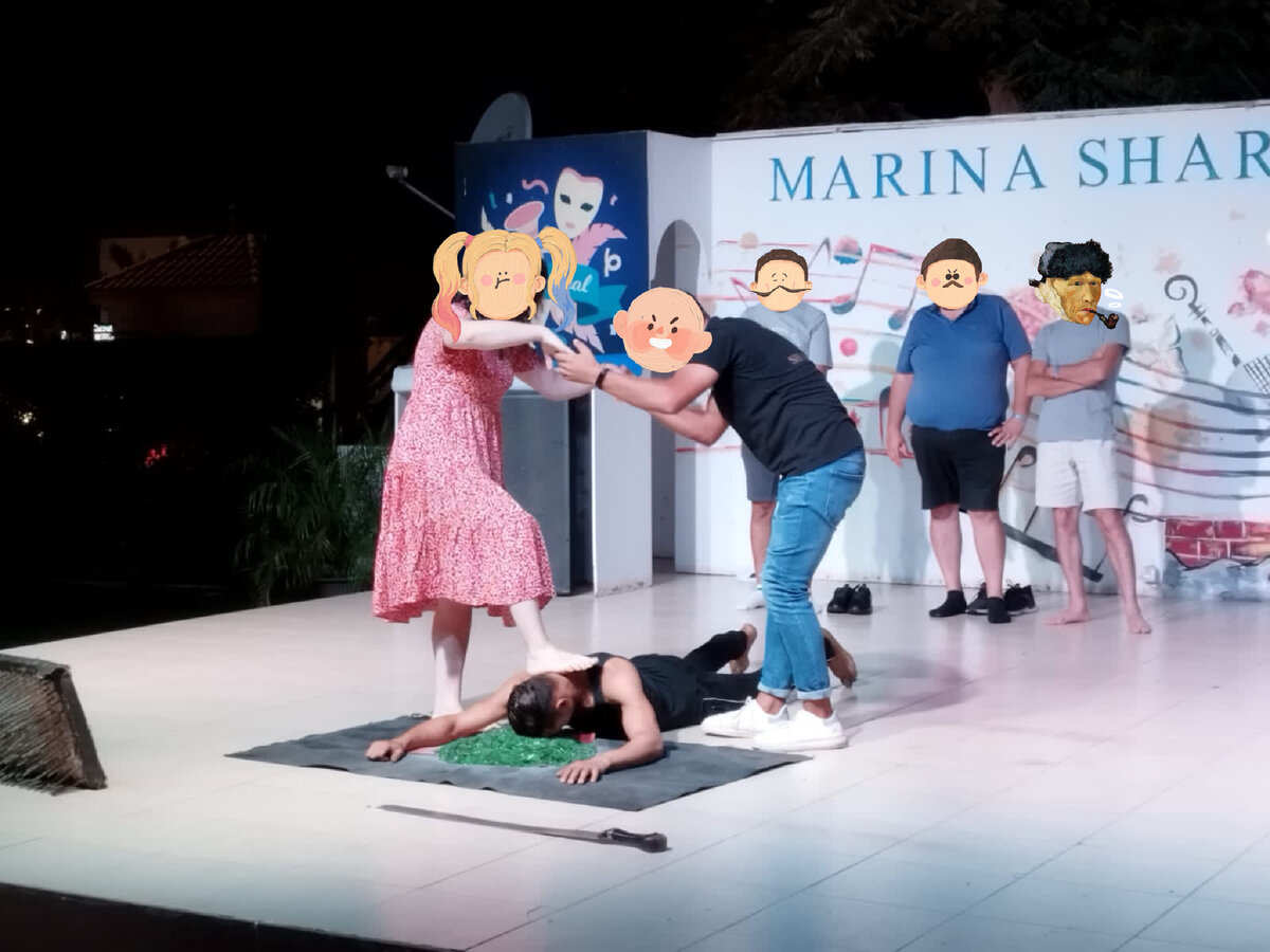 Обратите внимание на мягкий коврик под насыпью из стекла. Он здесь совсем не для эстетики. И на положение головы иллюзиониста. 