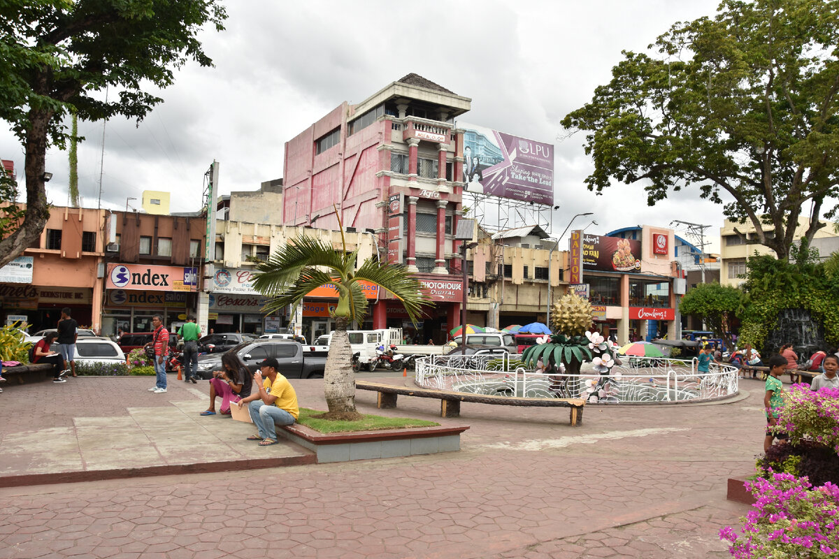 Центральная площадь города Давао - на ней-то и находится тот самый City Hall, где проходило заседание суда.