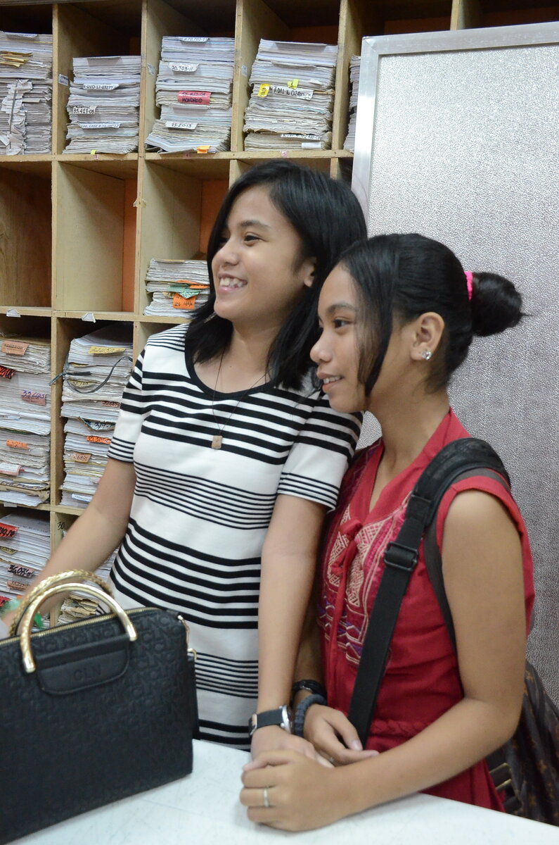 Наши племяшки Квинсел и Шэрин в суде. Вдоль всех стен стоят стеллажи с огромным количеством бумажных папок.