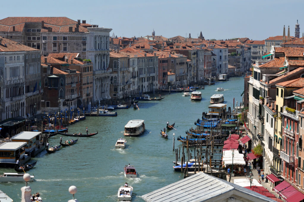 Транспорт в Венеции: вапоретто, гондолы, такси. Фото Красиковой Анны
