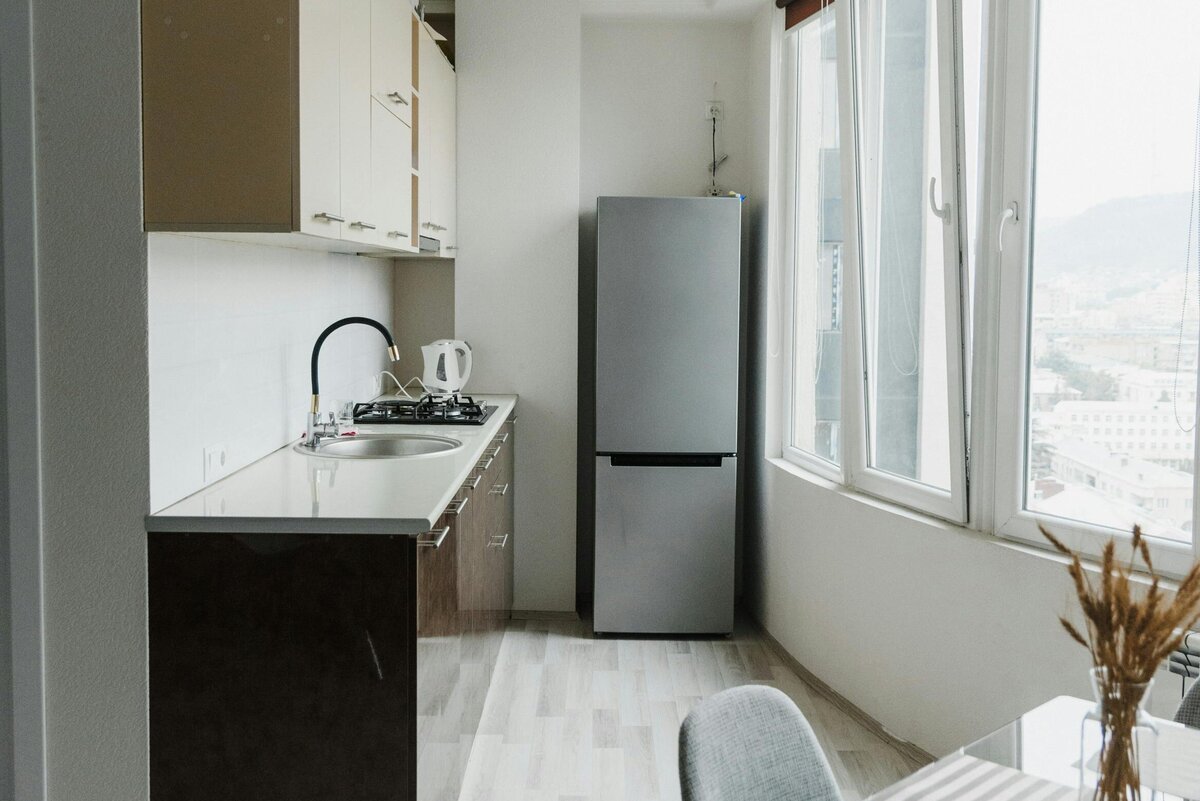     Не делайте так: что нельзя ставить на холодильник и почему