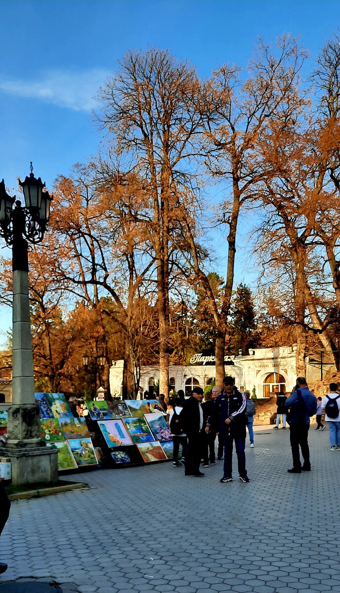 Недалеко от Колоннады в Кисловодске. Вернисаж картин местных художников.