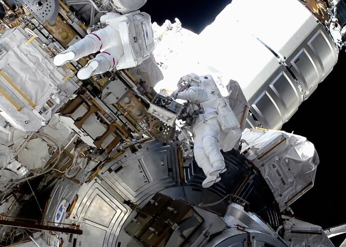 Фото отсюда: https://www.space.com/nasa-all-female-spacewalk-november-2023
