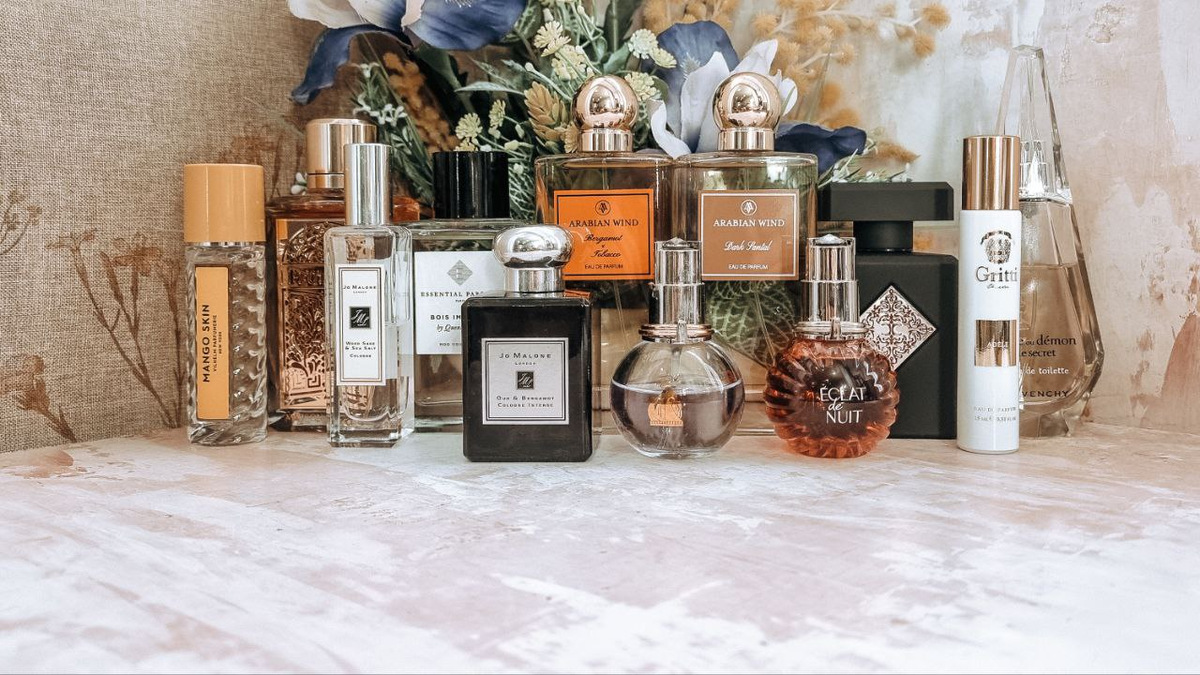 Т.к. я много всего покупаю, то и мои парфюмерные вкусы меняются довольно резко. На этом фото часть 33 любимых по версии прошлого года. До конца этого года со мной дошли... всего 4 флакона с этой фотографии)