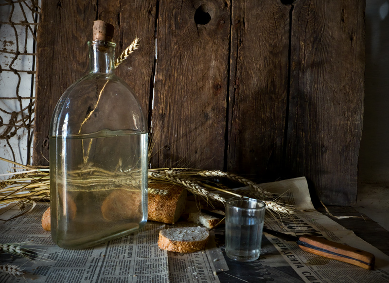 Самогоноварение. Мужик с самогонным аппаратом. Огромная бутыль самогона. Дед с самогоном. Дед с самогонным аппаратом.