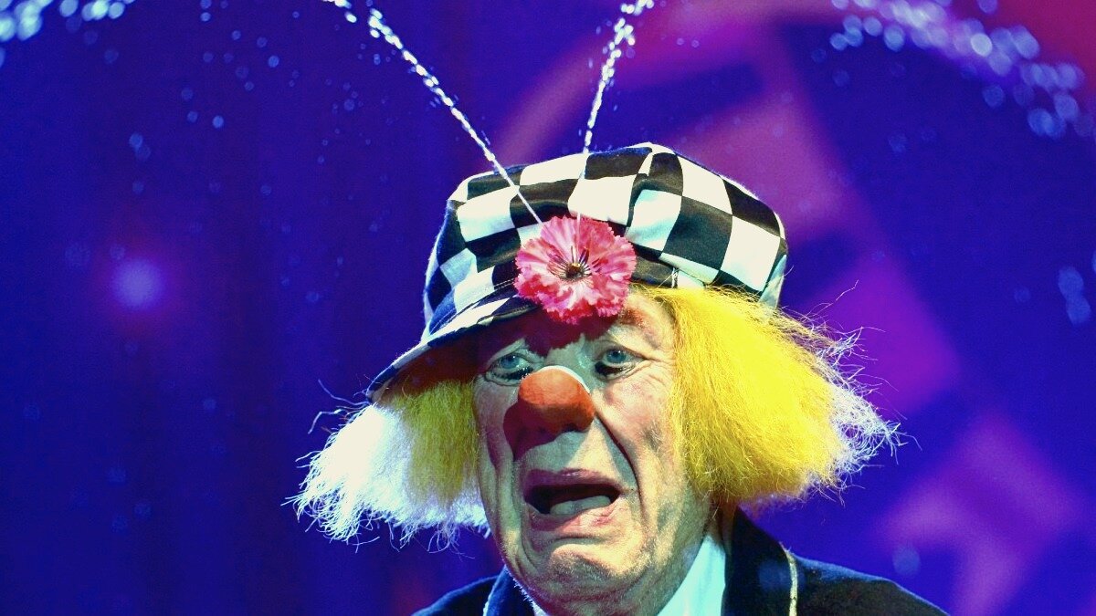 Слёзы градом льются из глаз Олега Попова