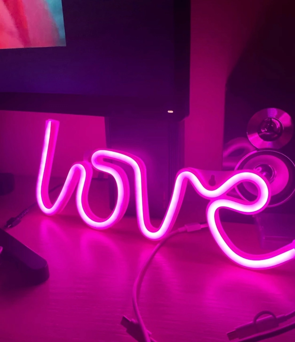 На выбор 2 вида подключения: от сети через кабель USB, либо от батареек типа АА - 3шт (не входят в комплект).