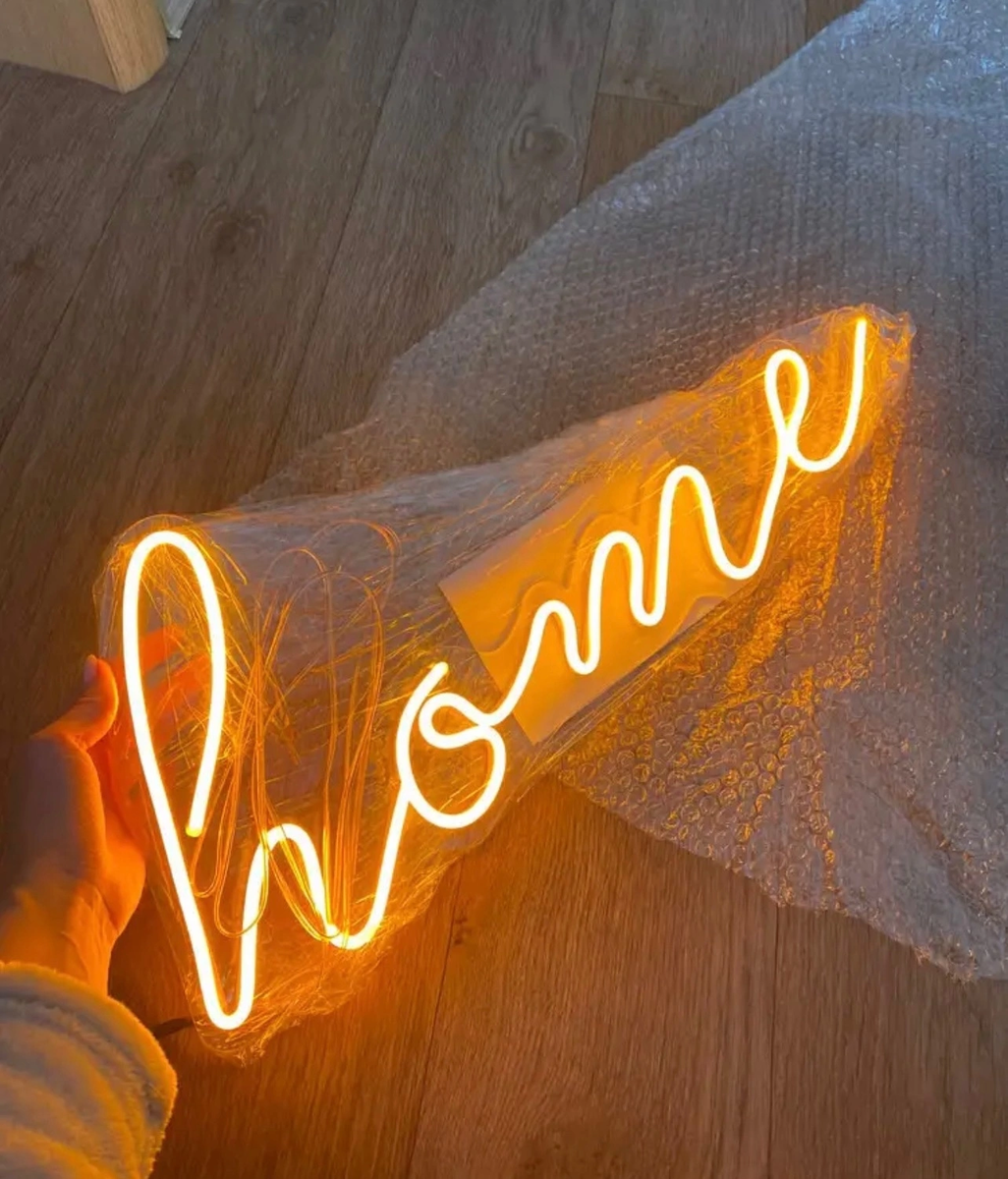 Из гибкого неона имеет провод 3м, блок питания и крепёж на стену в комплекте. 