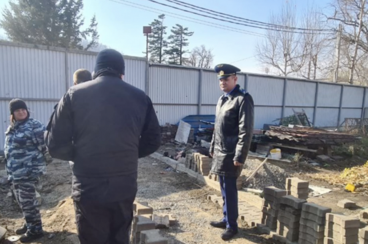    На территории частного дома во Владивостоке произошёл взрыв, погиб человек