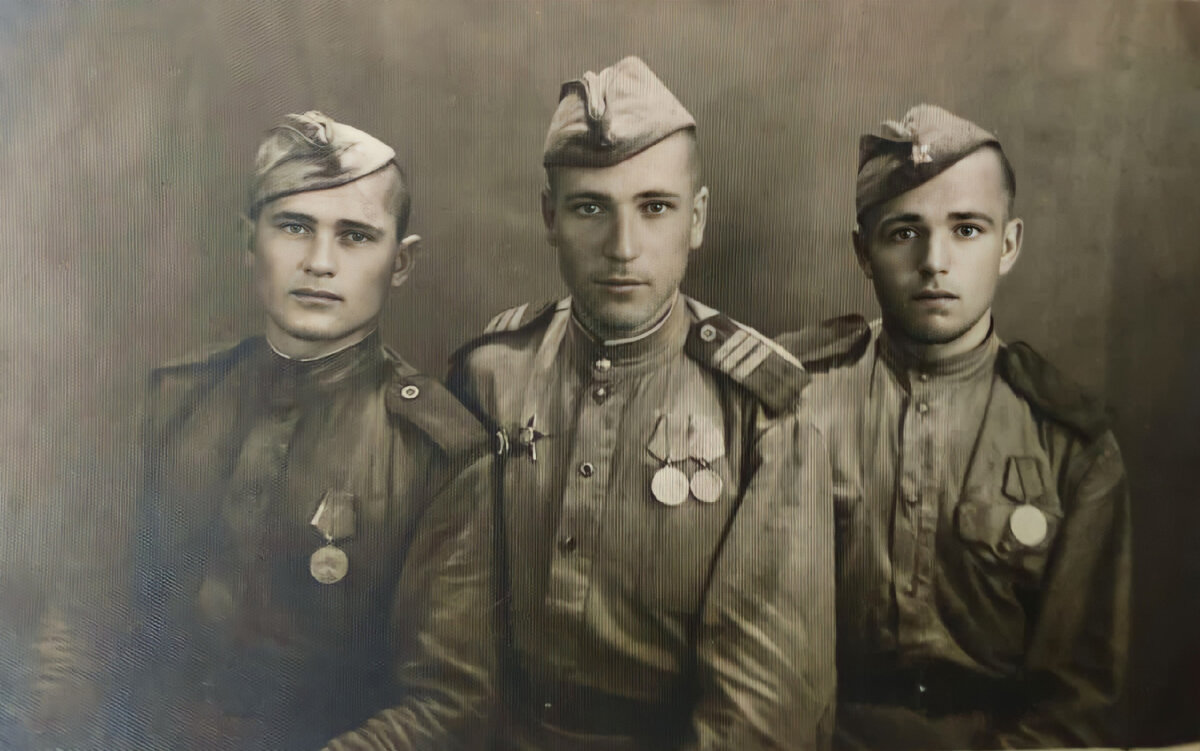Семён Степанович (в центре) с боевыми товарищами, г.Кельце, Польша,1945 г.