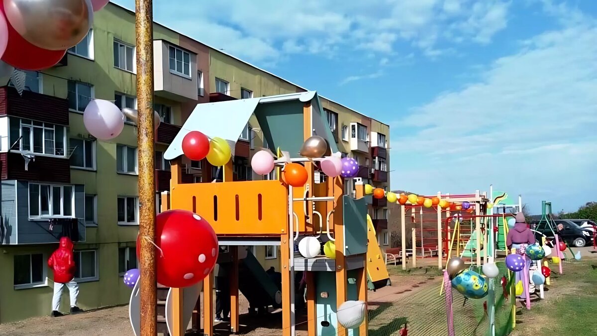     ТОС «Экипажная, 43» стал одним из победителей конкурса проектов, который проходил летом по инициативе губернатора Приморья Олега Кожемяко. На средства полученного гранта были оборудованы детская и спортивная площадки.