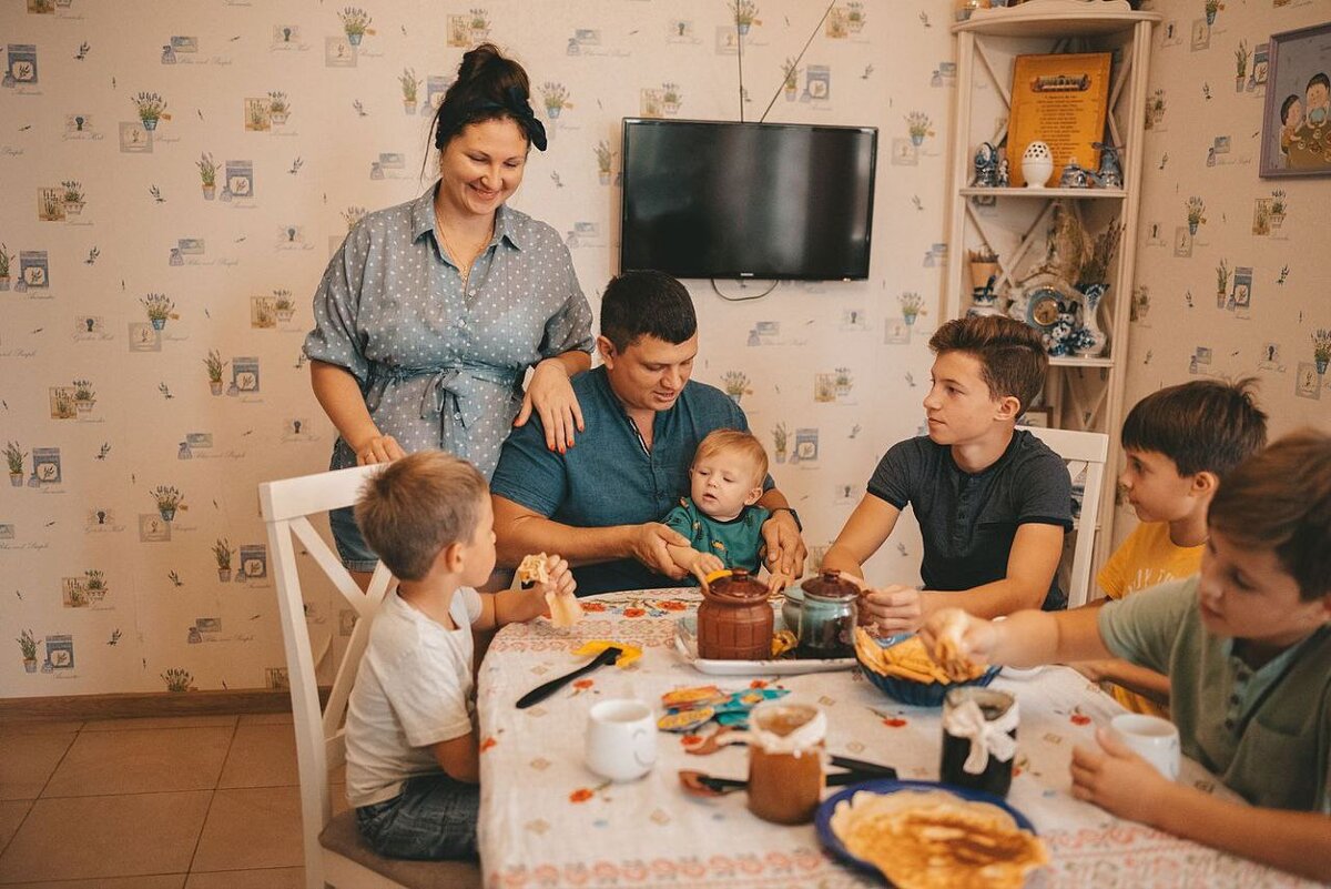 Хочу через много много лет так же, только стол больше, стопка блинов выше и вы со своими семьями