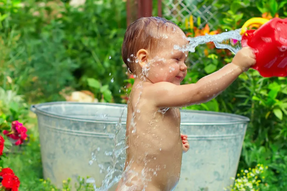 Take water. Закаливание. Закаливание водой. Обливание водой дети. Закаливание водой детей.