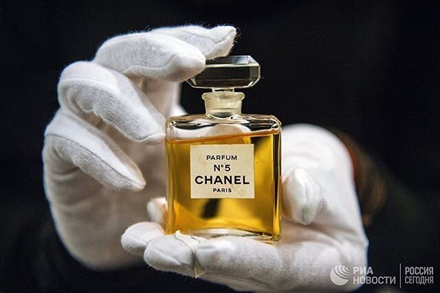 знаменитый парфюм «Chanel № 5». 