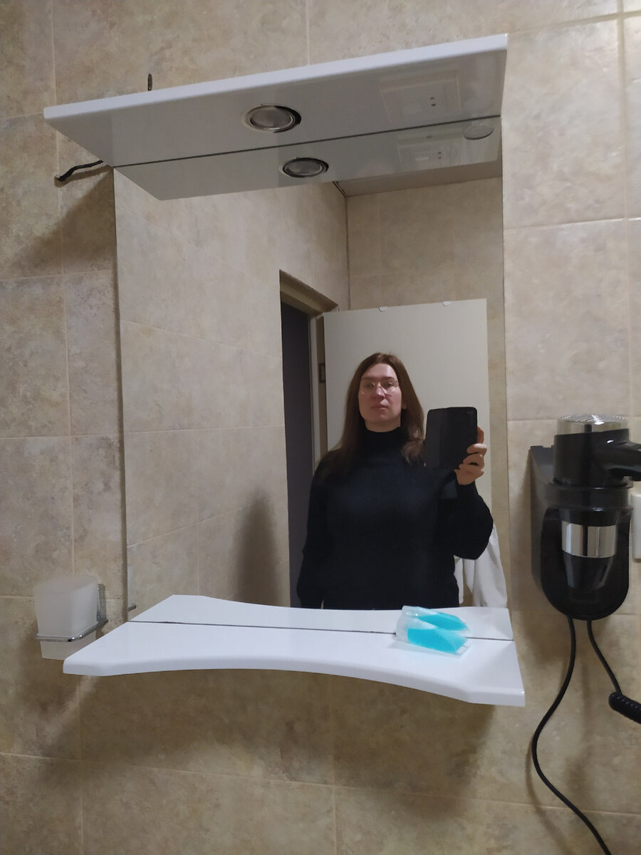 В пять пел муэдзин, потом начали по громкой связи выкликать парашютистов: сон не задался в отеле РУС, мысль о том, что любой, как и я, может зайти туда с двумя сумками, лишала последнего покоя