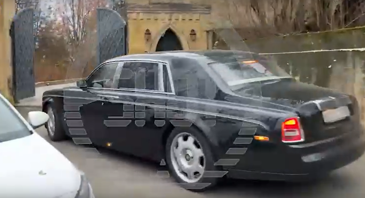 Роллс заезжает во дворик домика в Грязях