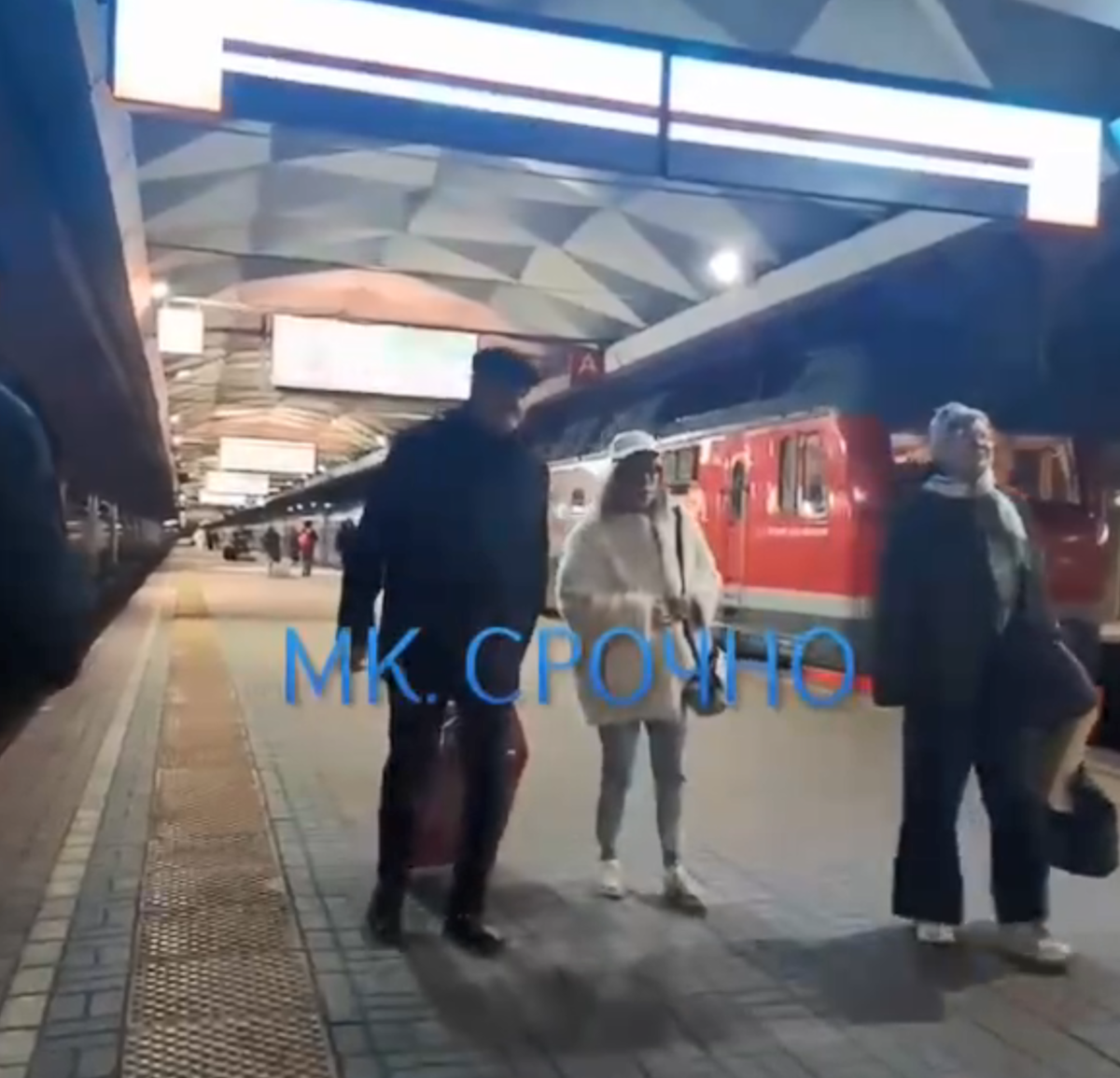 Уезжаешь ты, Вот и кончилась любовь.; Уезжаешь ты; Может быть и навсегда; Уезжаешь ты; Вот и все мои слова.