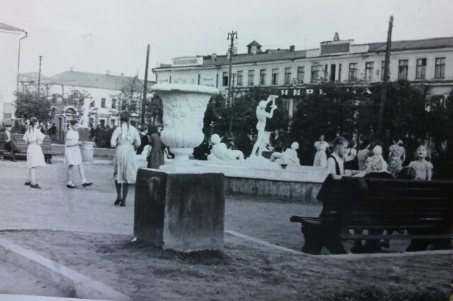    Скульптурные группы в Пионерском сквере. Середина 1950-х годов. Фото: Из личного архивa/ Владимира Щербакова