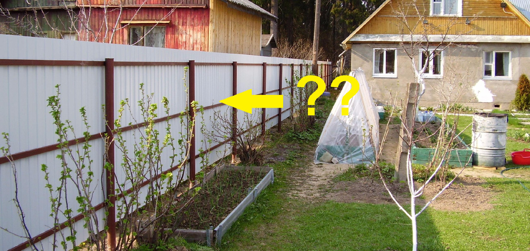 Как правильно строить забор. Лицевой стороной к себе или к соседу?