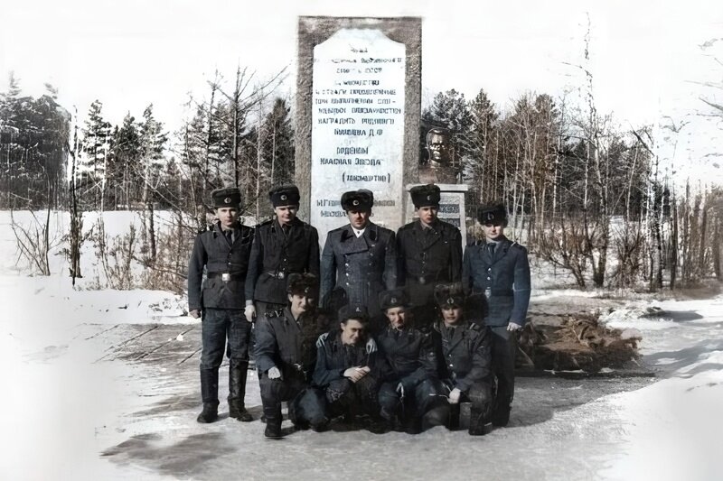 Старая фотография личного состава и командира полка, найденная в интернете.
