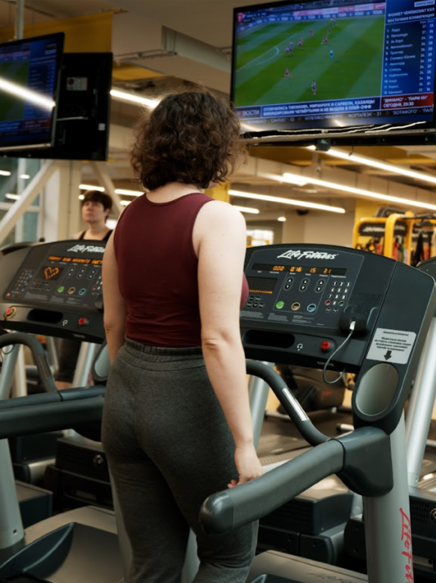 Арина на беговой дорожке в Powerhouse Gym