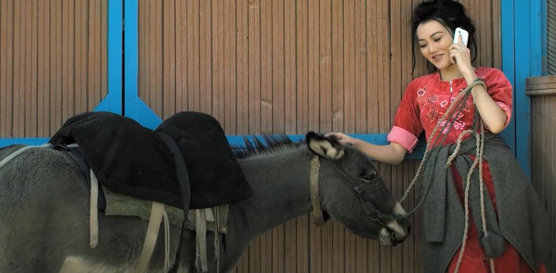    Ерке Есмахан в клипе на песню «Алло»:YouTube/GAKKU TV