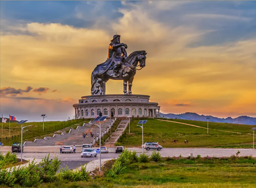 В какой стране находится улан батор. Статуя Чингисхана в Монголии. Статуя Чингисхана в Цонжин-Болдоге Монголия. Памятник Чингисхану в Улан-Баторе.