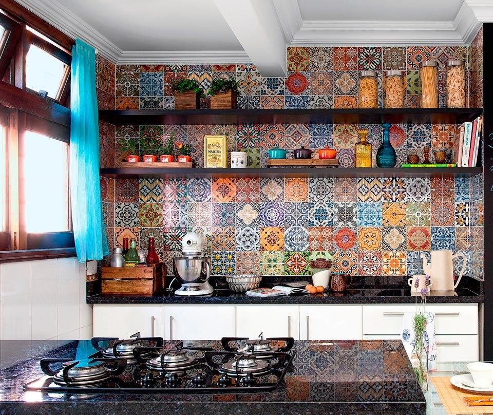 Этническая кухня. Плитка azulejo марокканский стиль. Плитка пэчворк азулежу. Марокканская кухня. Плитка азулежу в интерьере кухни.