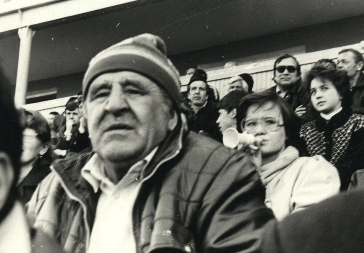 Василий Иванович Четверик на трибуне с болельщиками 