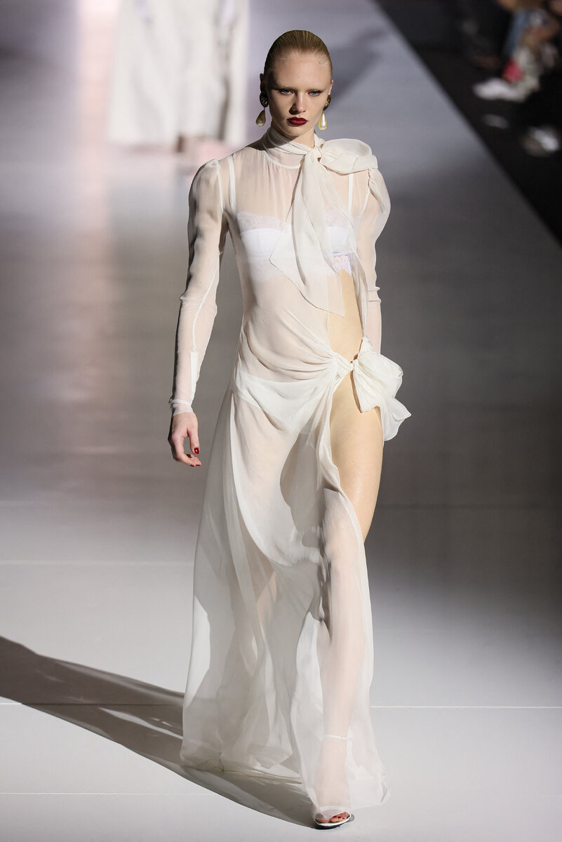    Стильные белые платья на Новый годLegion-Media