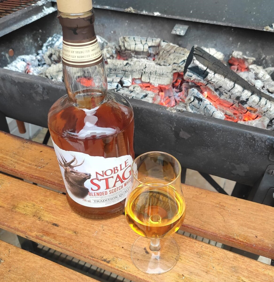 Noble stag spiced. Виски Noble Stag зеленая этикетка. Noble Stag Whisky. Намбл стаг виски фото.