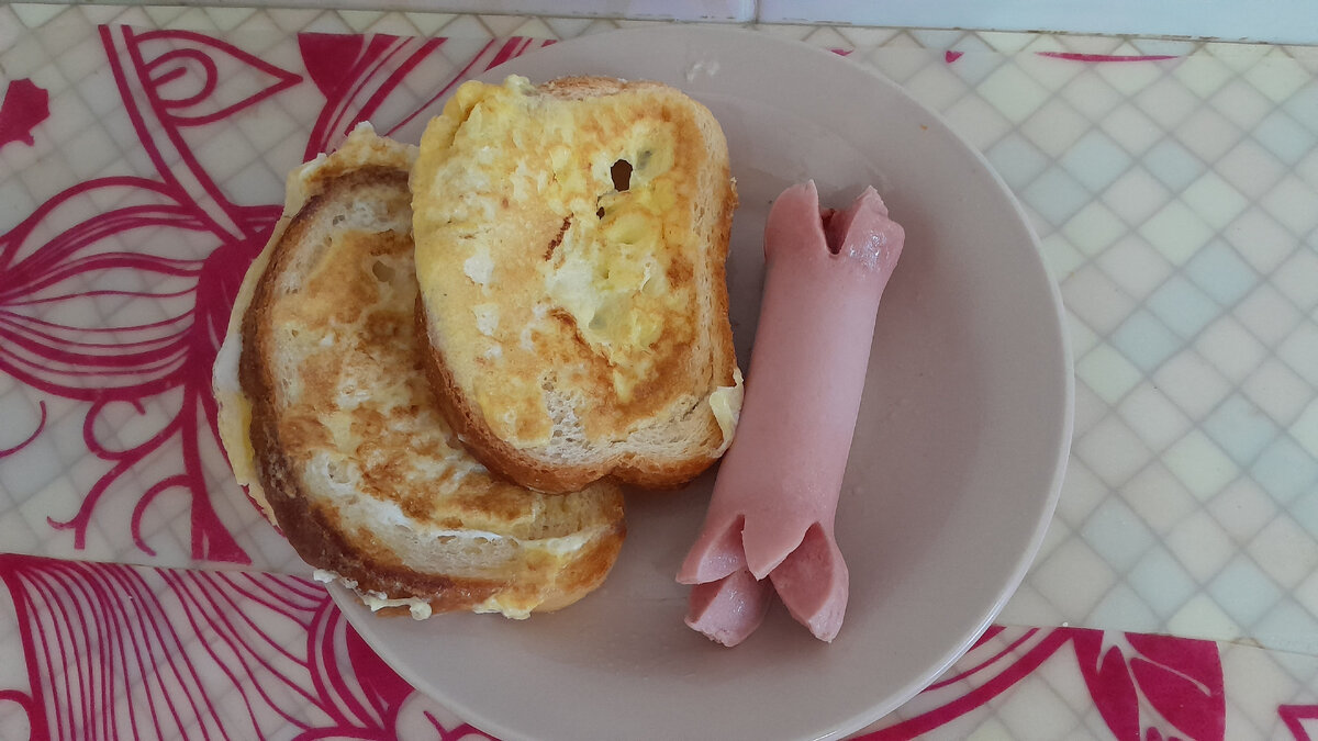 Гренки с батоном, яйцом и сосиской, простой рецепт