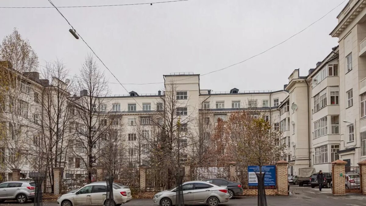     Территорию у «Дома Чекистов» запарковывают. Об этом сообщил урбан-активист Дмитрий Сагдеев. В комментариях под его публикацией в Telegram пользователи предположили, что автомобили принадлежат сотрудникам управления МВД России по столице РТ.