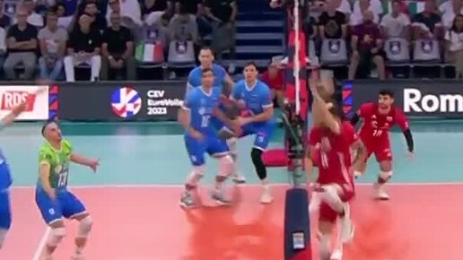 Спорт-Экспресс | 🏐 Волейболист попытался спасти улетающий мяч, но ...