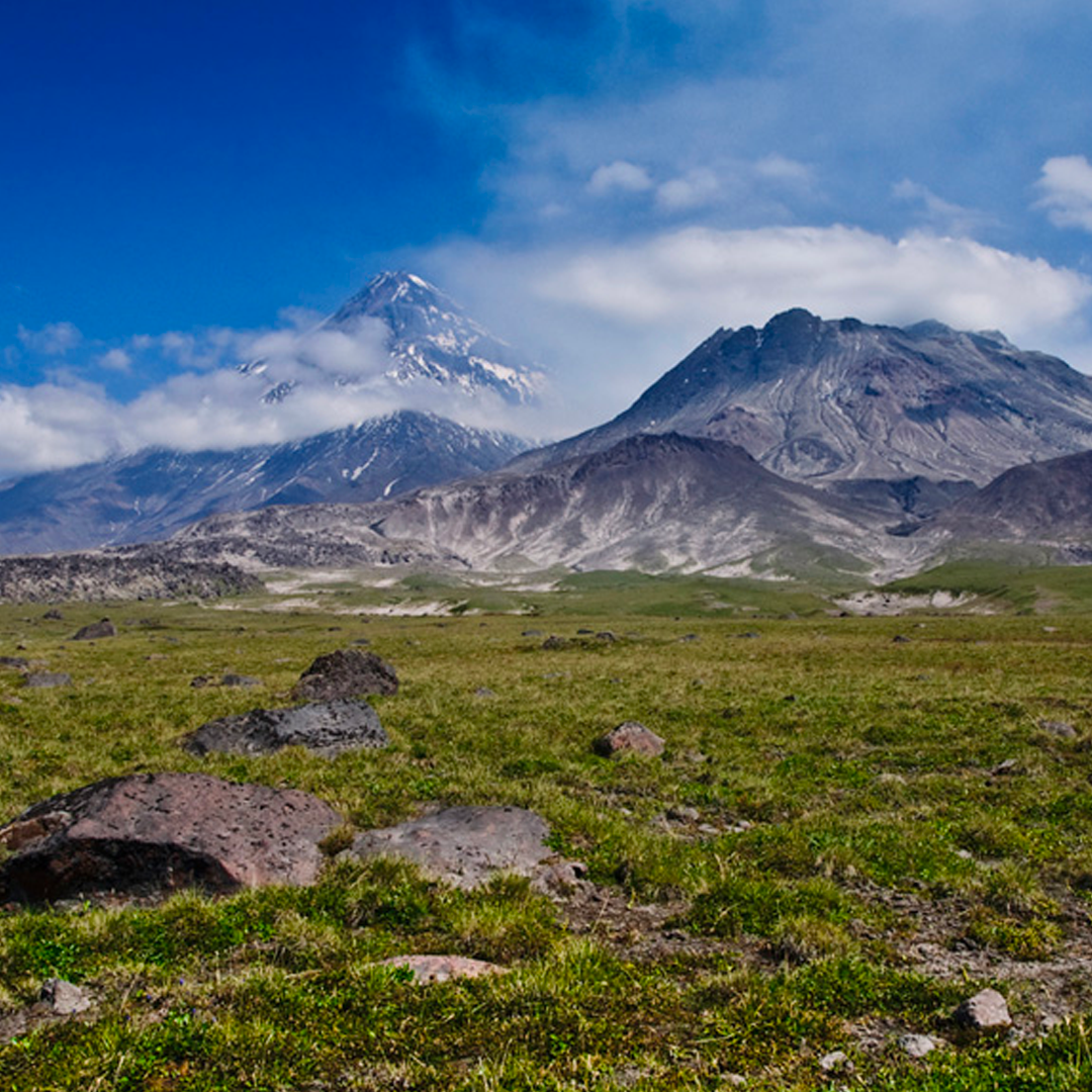 Вулкан Камень и вулкан Безымянный