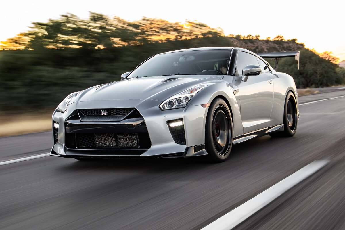 Nissan GT-R: Японский Чудовище на Дороге