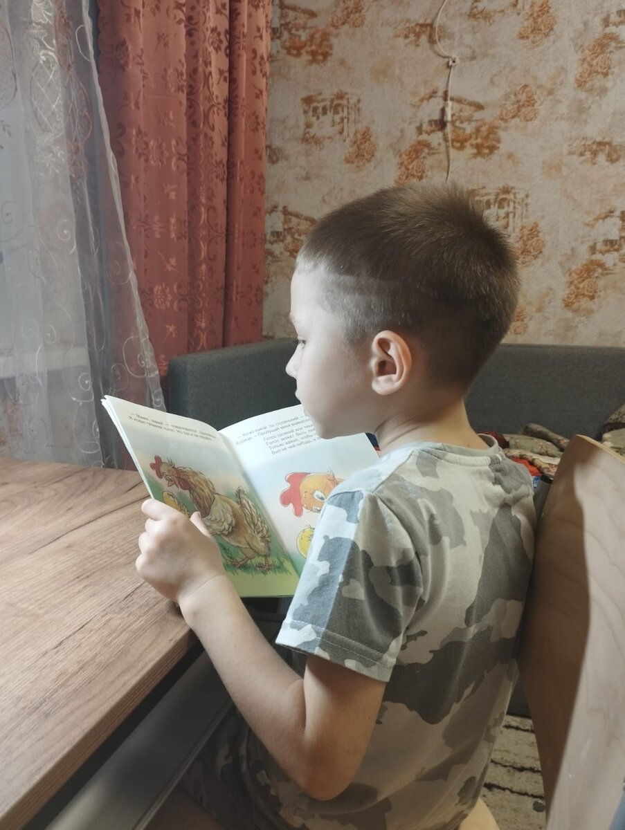 В подготовительной группе читает без пальца. В школу пойдет с беглым чтением.