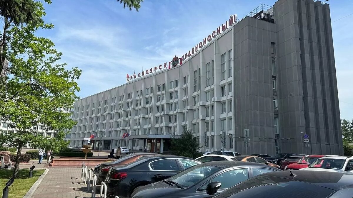    Уроженец Кызыла угрожал напасть на мэрию Красноярска и называл ФСБ бесполезной службой. После этого он вышел на улицу с самодельным пистолетом, потребовал незнакомца отвезти его в УФСБ, но получил отказ и выстрелил в водителя. Мужчину задержали в тот же день.